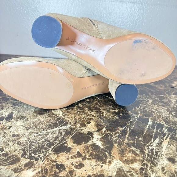 Banana Republic Suede Ankle Boots 9.5 Tan Beige Block Heel Round Toe Zip Bootie - Picture 11 of 11